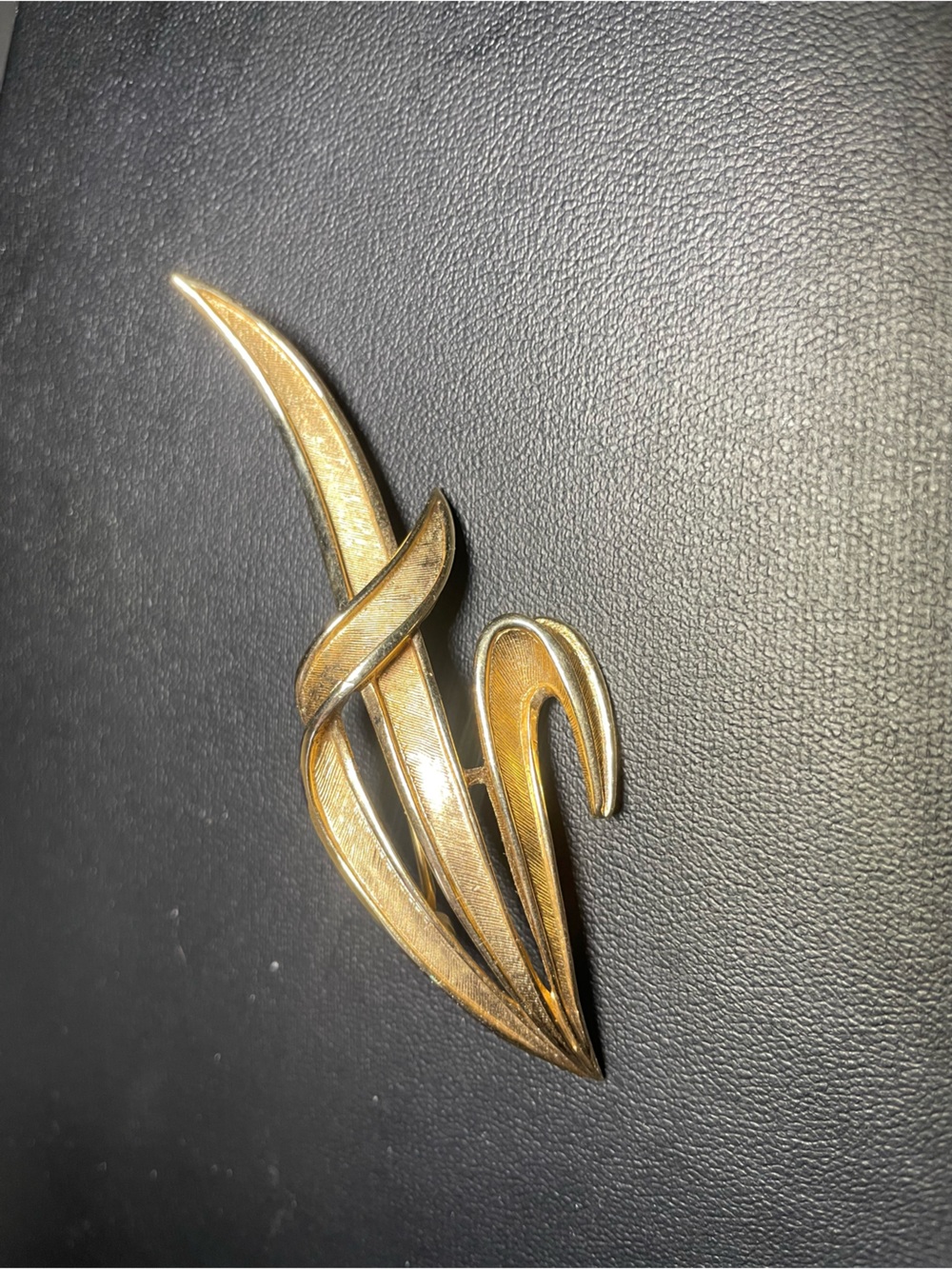 Crown Trifari Elegant Gold Tone Abstract Leaf Hair Brooch